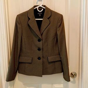 Kasper short black/gold long sleeve blazer with black lining.